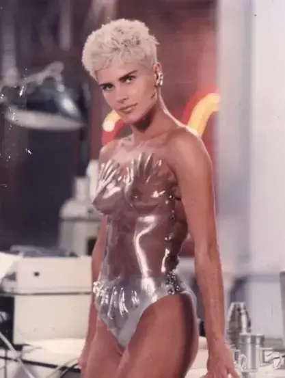 Doris Giesse caracterizada como a personagem Dorfe, com um traje transparente que permite ver seus seios.