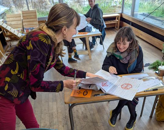 Participants exchange on translation exercices