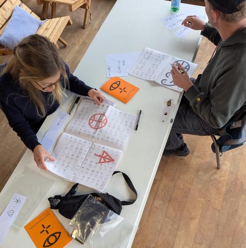 Participants are discovering the corpus of LoCoS with a dictionnary printed in a paper journal format