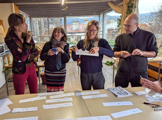 People are discovering how other participants understood their sentences produced in LoCoS