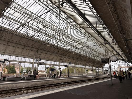 Picture of the tracks at Montauban railway station