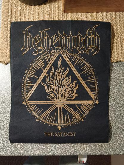 Kuvassa Behemoth-yhtyeen The Satanist -selkälippu / patch