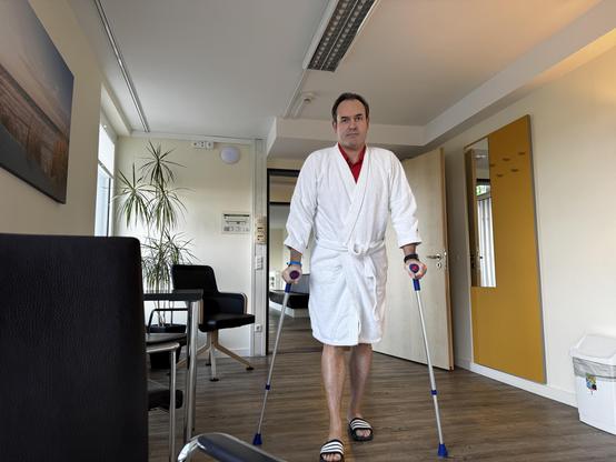 Mit Krücken im Krankenhaus