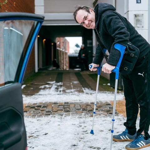 Auf dem zugeschneiten Weg zum Klammern entfernen