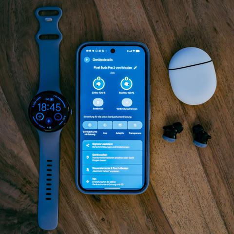 Google Pixel 10 mit Pixel Watch 4 und Pixel Buds Pro 2 in Moonstone