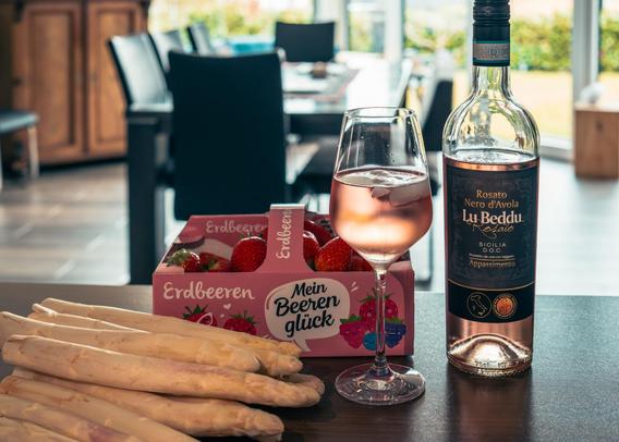 Spargel, Erdbeeren und ein Glas Rosé 