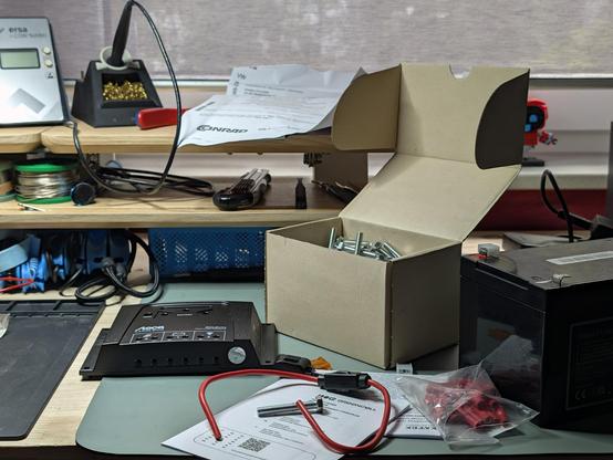 DIY Projekt mit fehlender Schraube auf dem Schreibtisch