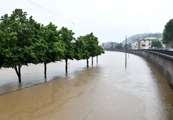 Quelle:sol.de

Ein Bilde der Überschwemmungen an der Saar im Mai 2024, Bäume im Wasser, die Stadtautobahn unter Wasser