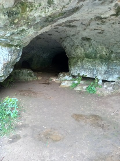 Eingang zu einer hohen Höhle, wo aufrecht eingetreten werden kann.