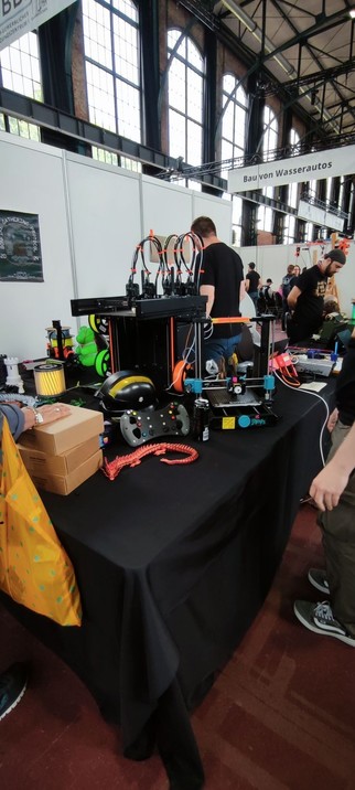 Blick auf unseren Stand mit dem Fokus auf einen 3D-Drucker.