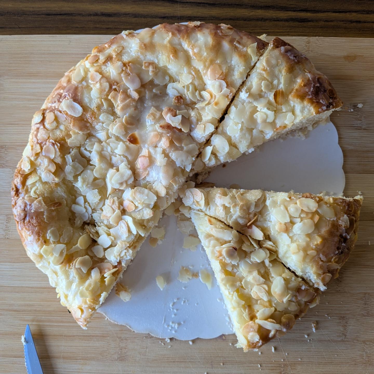 Ein geschnittener Kuchen. Manche Stücke sind schon weg.