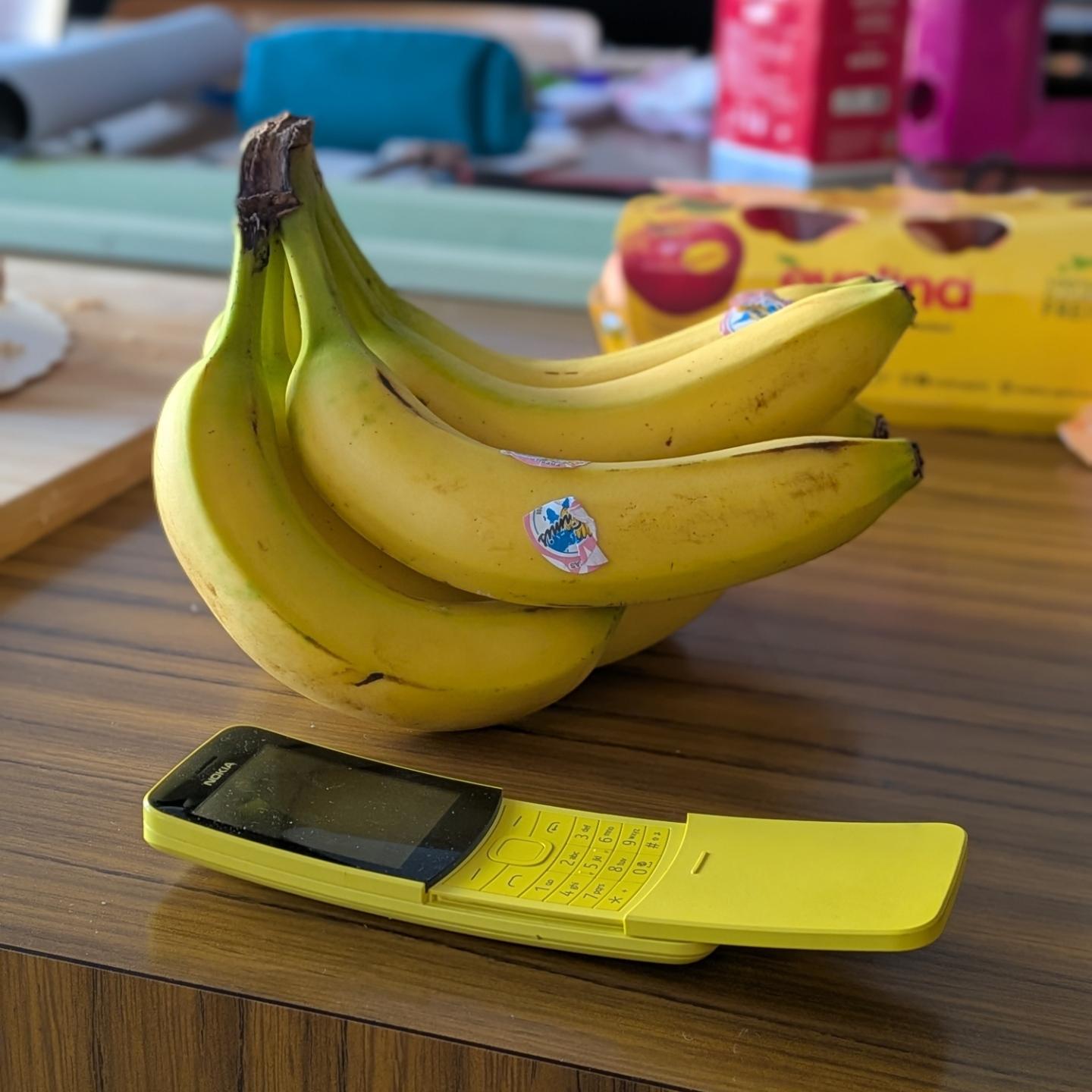 Ein Nokia Handy in Gelb mit Krümmung, dahinter Bananen.
