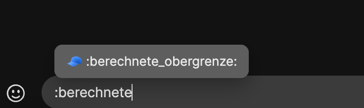 Eine Chat-Oberfläche, die einen Texteingabebereich anzeigt. Der Benutzer gibt eine Nachricht ein, und es gibt einen aktiven Vervollständigungsvorschlag für das Mützen Emoji ":berechnete_obergrenze:". Es handelt sich um einen Übersetztungsfehler, der fälschlicherweise Cap / Mütze mit Cap / Obergrenze übersetzt.