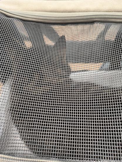 Katze hinter Mesh einer Transporttasche
