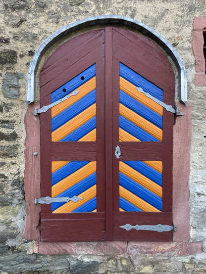 Farbiges Hochformat. Ein bunt gestaltetes zweiflügeliges Tor.