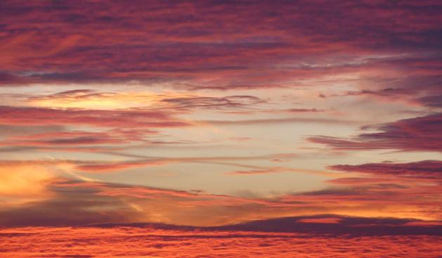 Eines der Wolkenlöcher mit Rosa, Lila, Gelb, Weiß und allem dazwischen.