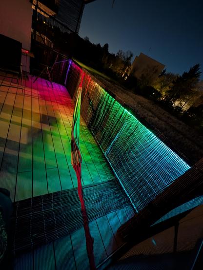 I installed a shiny fence and a hammock and some RGB ledstrip im the back for ambient light