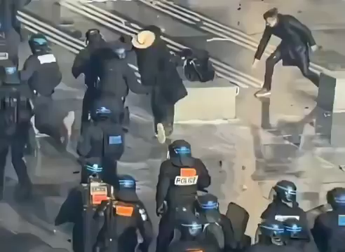 10-20 französische Bullen treten einen Demonstranten zu Boden und schlagen anschließend mit Knüppeln auf ihn ein, Fußtritte folge, es sieht aus wie ein Mordanschlag.