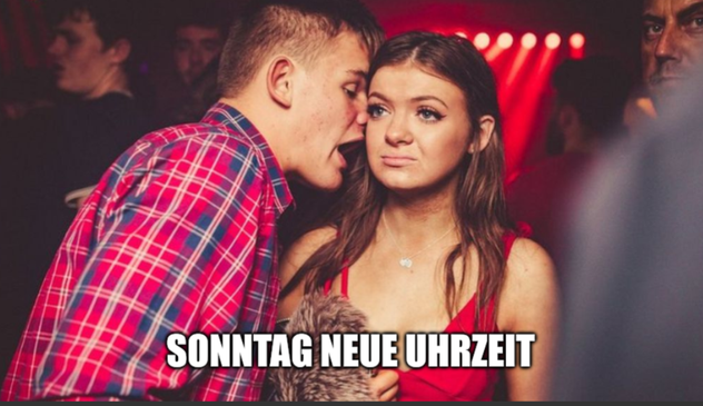 nerviger typ im club meme, typ ganz nah am ohr von frau, spricht ihr was ins ohr, frau guckt spärlich gelangweilt, text: sonntag neue uhrzeit