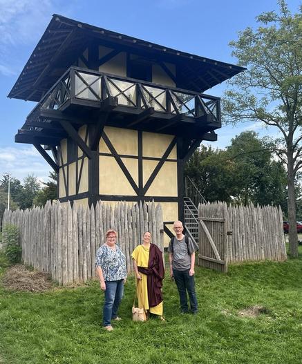 3 mastodonners voor een replica van een Romeinse wachttoren. 1 van hen is Romeins gekleed.