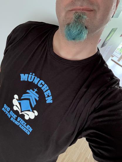 Daniel in a T-Shirt saying:

München
(Picture of a boat)
Wo die vielen Autos rumfahren 