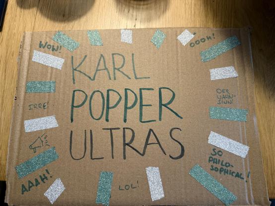 Ein Schild auf dem „Karl Popper Ultras“ steht 