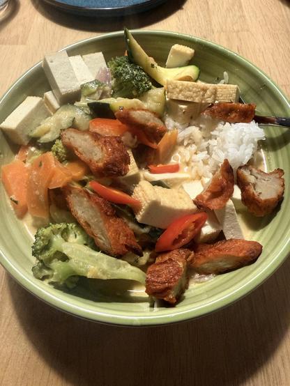 Thai curry with vegan meat and tofu 