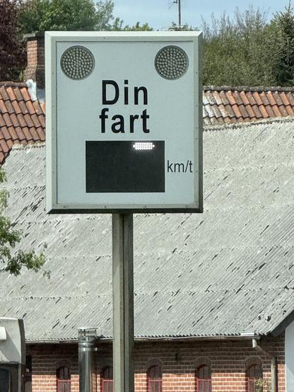 A traffic sign informing the viewer of their current speed. It is labelled „Din Fart“