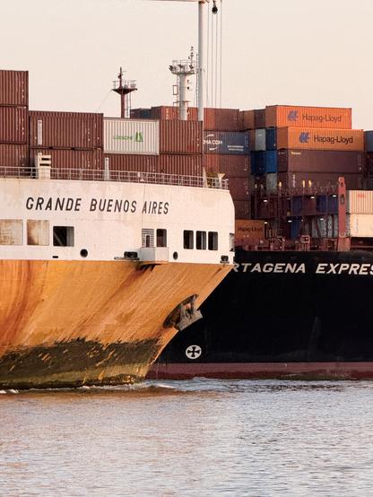 Two ships crossing in front of each other 