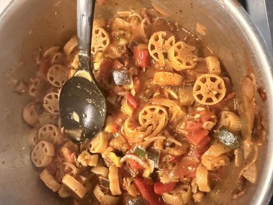 Shot of a mediterranen veggie dish with pasta tyres 