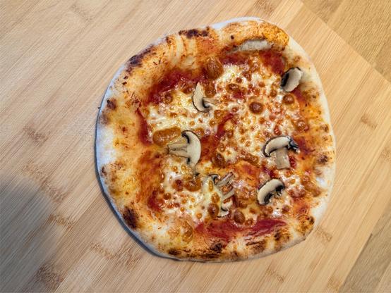 Cooked pizza