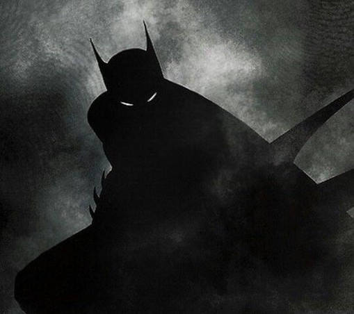 Een donker, somber plaatje waarin je enkel het zwarte silhouet van batman ziet met lichtgevende streepjes als ogen en zijn puntige vleermuisoortjes.