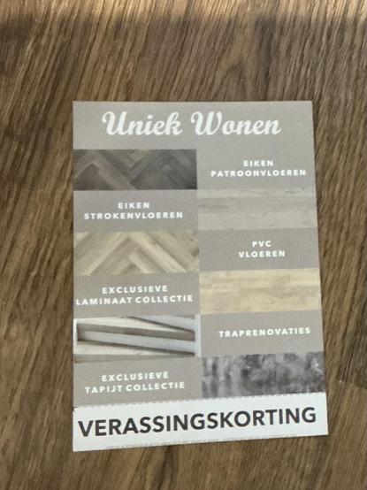 Een flyer van “Uniek Wonen”, met als tekst: “verassingskorting”