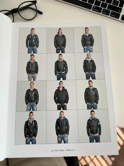 12 jongetjes in spijkerbroek en leren jasje.