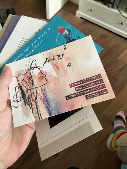 Set kaarten met bovenop zichtbaar een kaart met de tekst: “ik zou willen dat je een deuntje was, zodat ik je kan neuriën als ik je mis.”