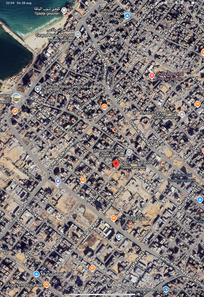 Satelietfoto van Gaza stad. De meeste gebouwen zijn verwoest. De straten liggen vol puin. Bij sommige locaties die vroeger een commerciele bestemming hadden staat ‘tijdelijk gesloten’.