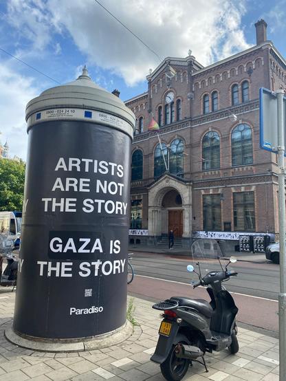 Aanplakbiljet voor de ingang van Paradiso met tekst: "Artists are not the story. Gaza is the story"