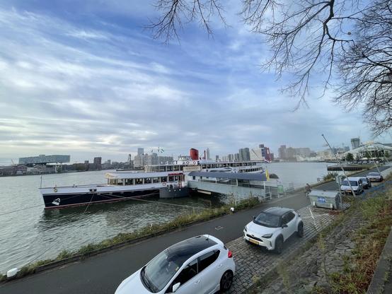 Stoomschip De Majesteit is ook een stembureau. De Majesteit ligt aan de kade in de Maas.