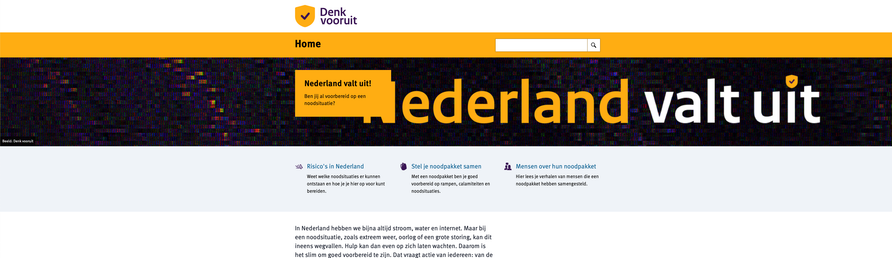 De hero-image op voornoemde website bevat de tekst 'Nederland valt uit'. De 'N' van Nederland wordt op brede schermen bedekt door een tekstblokje.