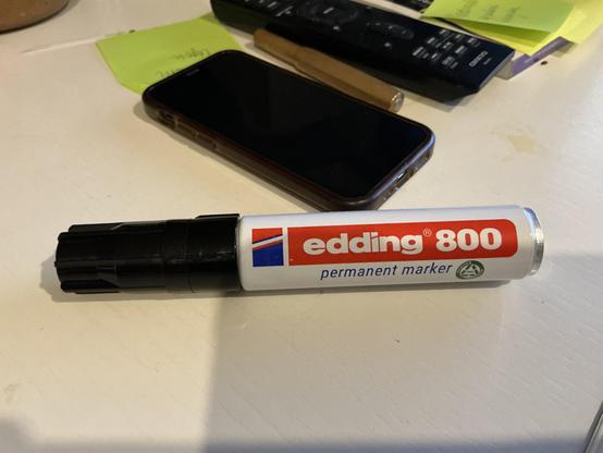 Een dikke markerstift met daarop de tekst “Edding 800”
