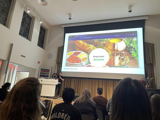 Hidde presenteert en op een groot scherm een screenshot van wakamaifondue.com
👍