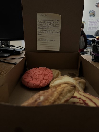 Photo of a box of Pan Dulce and a thank you note.