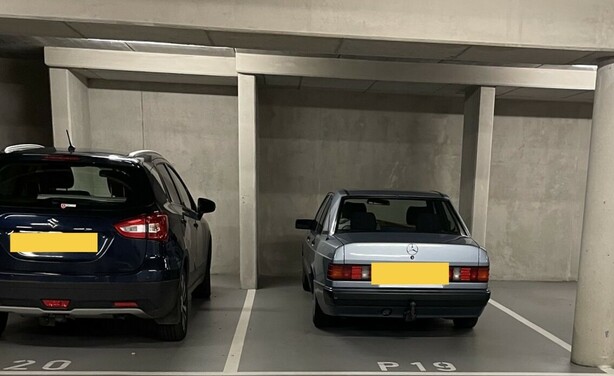 A luxury, big car from the early 1990s next to a modern „small“ car. 