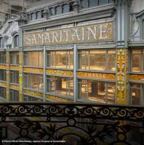 Avec leurs teintes vives et leur décor floral, les panneaux de lave émaillée constituaient l’un des fleurons du bâtiment Art nouveau conçu par Frantz Jourdain au tournant du XXe siècle. Déposés au prix d’un délicat travail de manutention, ils ont fait l’objet d’une restauration minutieuse destinée à raviver motifs et couleurs estompés voire masqués par des enduits. Pour reconstituer l’extraordinaire mur végétal qui habillait le bâtiment, 25 panneaux ont été refaits à l’identique : une mission menée à bien par l’émailleuse Maria Da Costa qui y a consacré toute la palette de son savoir-faire. Pour un seul panneau, compter 15 jours et quatre cuissons !