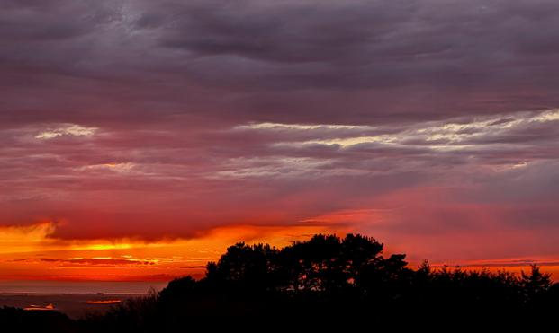 The sky at the horizon got more and more red as it got later. Still no rain.