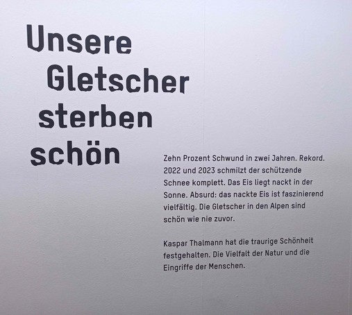 Textflyer zur Ausstellung: «Unsere Gletscher sterben schön» Fotografien von Kaspar Thalman in der Photobastei Zürich - noch bis zum 19. Mai