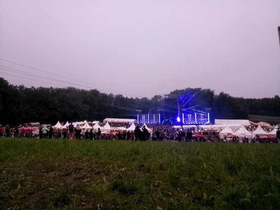 Ben Böhmer auf der Stage und 1000ende Leute die dem Regen trotzen
