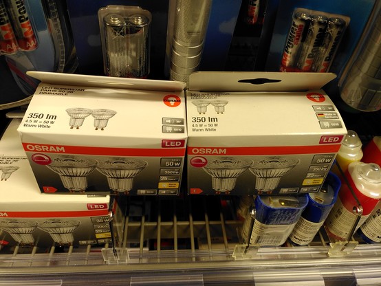 Gegenünberstellung von zwei Verkpackungen des gleichen Typs GU10 LED Lampen: Einmal Made in Germany, ein mal nicht (Made in China).