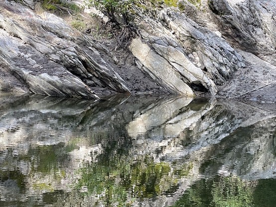Felsen, die sich im Wasser spiegeln.