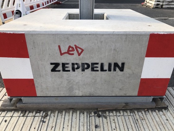 Betonblock der Firma Zeppelin, mit roter Farbe und von Hand ergänzt mit den Buchstaben „LED“.